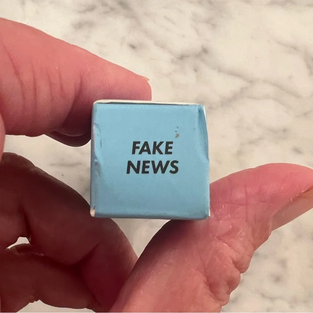 Lipstick lipgloss LIP Trump Fake News red
